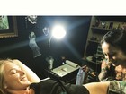 Fiorella Mattheis posta foto fazendo tatuagem