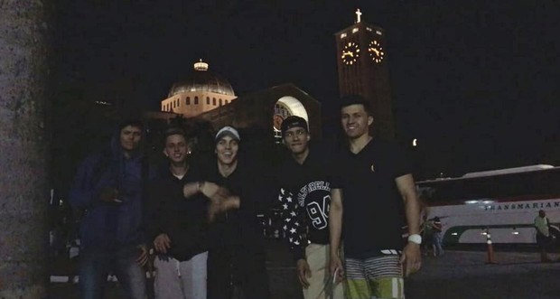 Biel com amigos em Aparecida do Norte após peregrinação (Foto: Reprodução/Instagram)