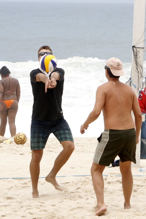 Rodrigo Hilbert joga volei na praia (Foto: Gil Rodrigues/ Foto Rio News)