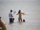 Alessandra Ambrósio curte praia com a família em Florianópolis