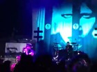 Marilyn Manson passa mal e cai no palco durante show. Veja vídeo