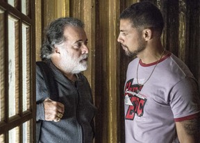 Tony Ramos em cena com Cauã Reymond na novela A Regra do Jogo (Foto: Globo/Renato Rocha Miranda)