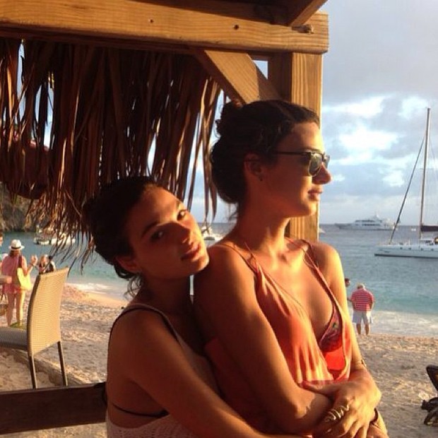 Isis Valverde e Thaila Ayala curtem praia após festão de réveillon (Foto: Instagram)