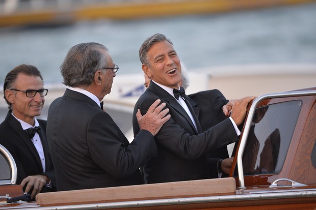 George Clooney deixa o Hotel Cipriani em Veneza (Foto: AFP)