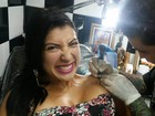 Priscila Pires faz tatuagem em homenagem aos filhos