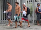 Caio Castro passeia sem camisa por Ipanema