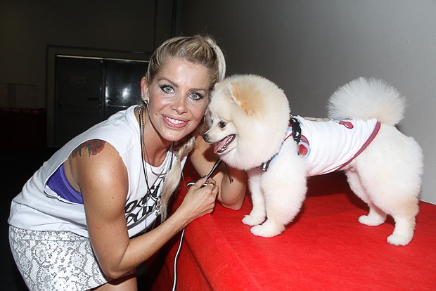 A apresentadora Karina Bacchi e seu cão JOY (Foto: Amauri Nehn / AgNews)