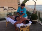 Ronaldo faz massagem relaxante em sua cobertura no Leblon, no Rio