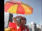 Em dia de praia, Roberta Miranda encarna a salva-vidas