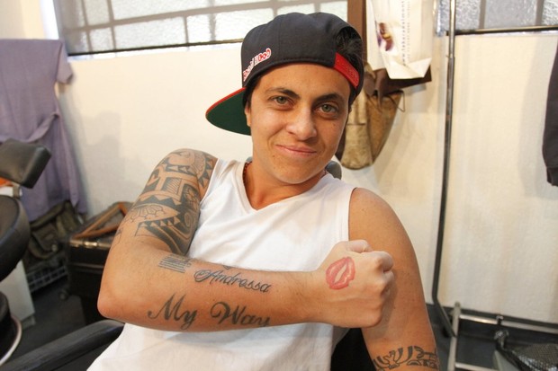 Thammy Miranda faz tatuagem para a namorada (Foto: Paduardo / AgNews)