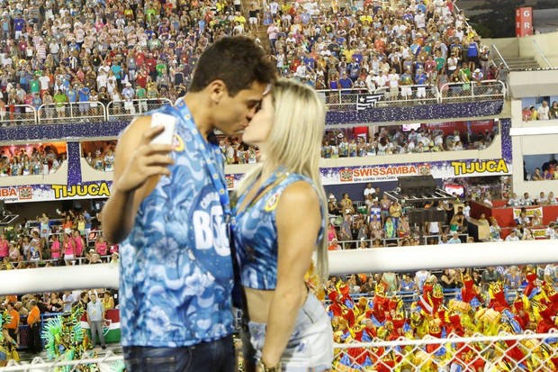 Daniele Hipolyto beija na Sapucaí (Foto:  Felipe Panfili e Felipe Assumpcao / AgNews)