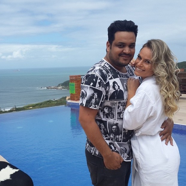 Ex-BBB Natalia Casassola com Jô Moraes em bastidores de ensaio em praia em Santa Catarina (Foto: Instagram/ Reprodução)