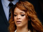 Bêbada, Rihanna precisa de ajuda para deixar festival, diz site