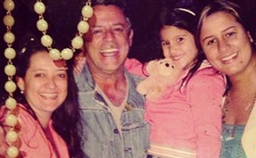 Giulia Costa e as irmãs com o pai Marcos Paulo (Foto: Reprodução/ Instagram)