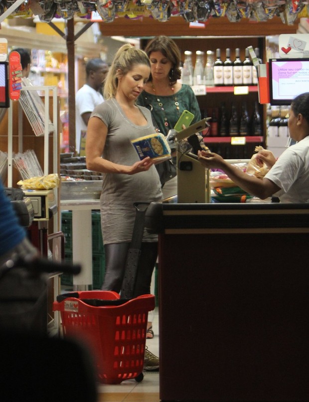 Danielle Winits em mercado na Barra  (Foto: Delson Silva / AgNews)