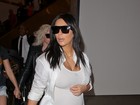 Sem sossego, Kim Kardashian é cercada por paparazzi em aeroporto