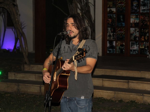 Guga Sabatiê canta em evento na Zona Oeste do Rio (Foto: Rogerio Fidalgo/ Ag. News)