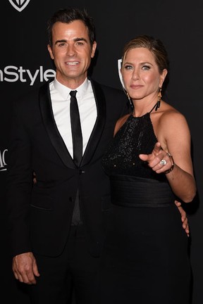 Jennifer Aniston e o noivo, Justin Theroux, em festa em Los Angeles, nos Estados Unidos (Foto: Jason Merritt/ Getty Images/ AFP)