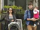 Mila Kunis e Ashton Kutcher curtem passeio em família com a filha