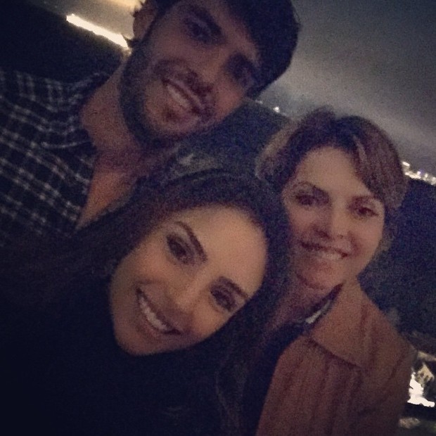 Carol Celico posta foto com Kaká e a sogra (Foto: Instagram)