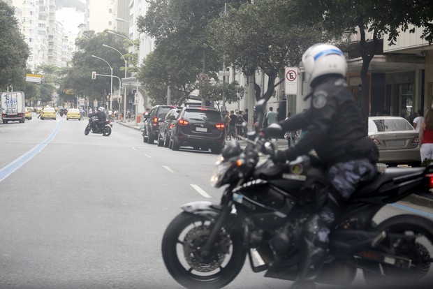 Policias do batalhão de choque fecha rua de Copacabana pra Katy Parry ir embora  (Foto: Gil Rodrigues  /PHOTO RIO NEWS)