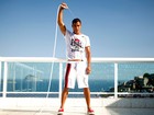 Micael Borges, de 'Rebelde', mostra o tanquinho e posa com modelos de bermudas para o verão