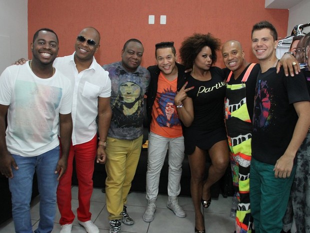 Adriana Bombom com o grupo Molejo em bastidores de show no Rio (Foto: Anderson Borde/ Ag. News)