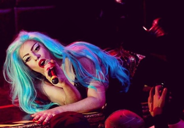 Lady Gaga durante performance? Será? (Foto: Reprodução / Instagram)