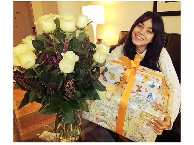 Vanessa Hudgens exibe presentes que ganhou do namorado (Foto: Instagram/ Reprodução)