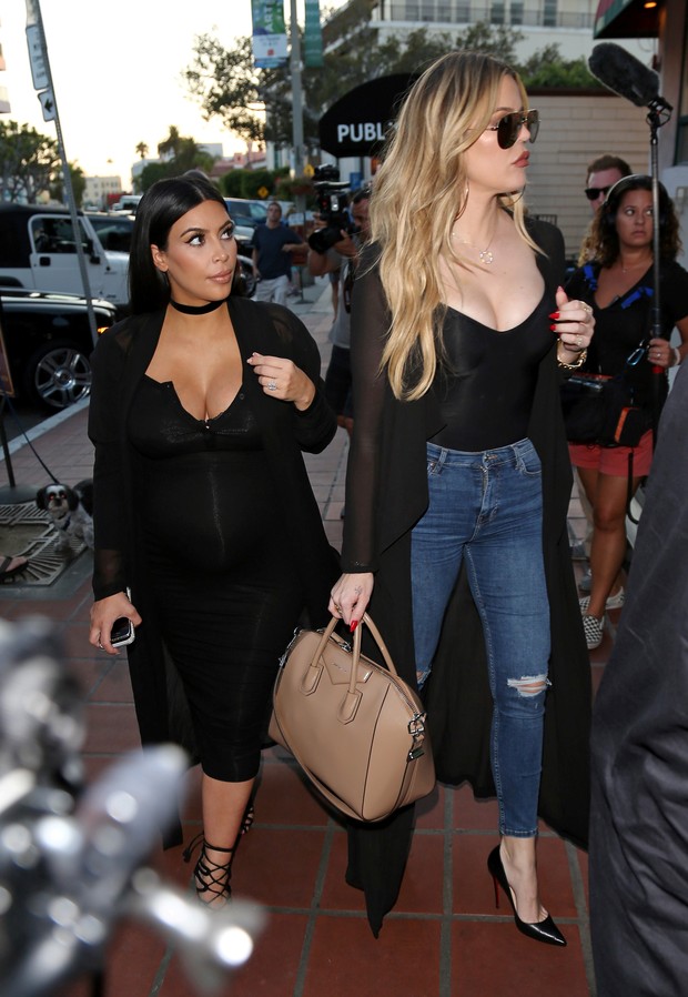 Kim Kardashian e Khloe Kardashian em restaurante em Los Angeles, nos Estados Unidos (Foto: AKM-GSI/ Agência)