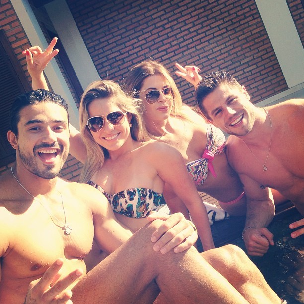 Renatinha Cacau e Jonas na piscina (Foto: reprodução do Instagram)