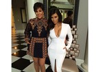 Kim Kardashian posa decotada ao lado da mãe