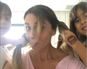 Giovanna Antonelli e as filhas geêmeas, Antônia e Sofia (Foto: Reprodução do Instagram)