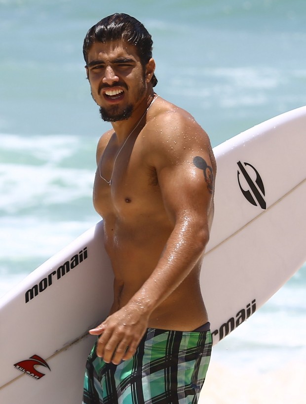 Caio Castro surfa na Prainha (Foto: Marcello Sá Barreto / AgNews)