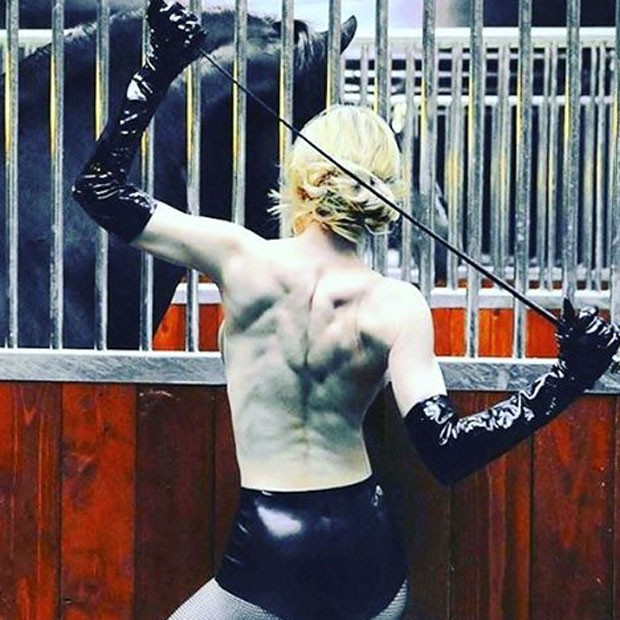 Madonna faz topless e exibe costas definidas (Foto: Instagram/ Reprodução)