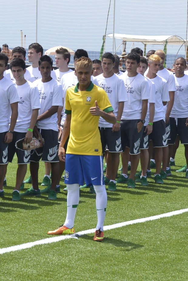 Neymar no lançamento do uniforme da Seleção Brasileira de Futebol para 2013 (Foto:  André Muzell / AgNews  )