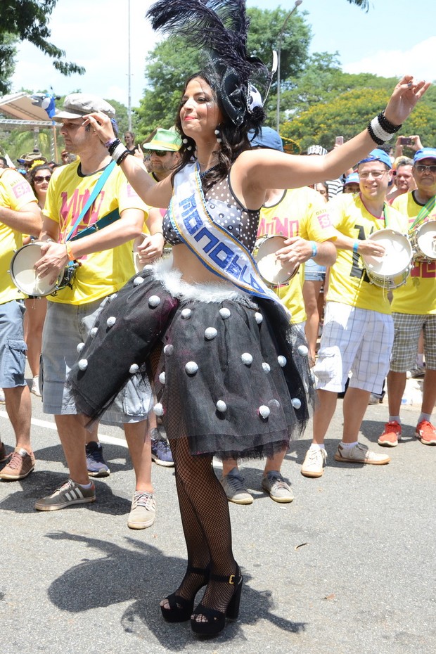 Emanuelle Araújo é rainha de bateria do Monobloco (Foto: Eduardo Martins / AGNEWS)