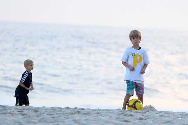Rodrigo Hilbert joga bola com os filhos em praia no Leblon, RJ (Foto: André Freitas / AgNews)