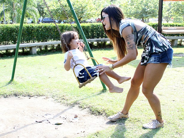 Aline Riscado com o filho (Foto: Daniel Pinheiro/R2 - Divulgação)