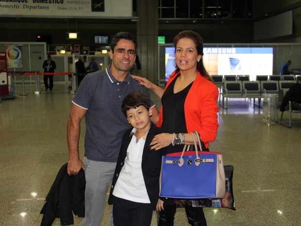 Nívea Stelmann com o filho, Miguel, e o noivo Marcus Vinícius, em aeroporto no Rio (Foto: Marcello Sá Barreto/ Ag. News)