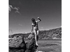 Thaila Ayala exibe corpo em forma em praia