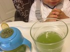 Flávia Sampaio e o filho tomam suco verde: 'Água de coco e clorofila'