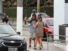 Bruno Gagliasso, em passeio com a filha Titi, é tietado por fãs no Rio