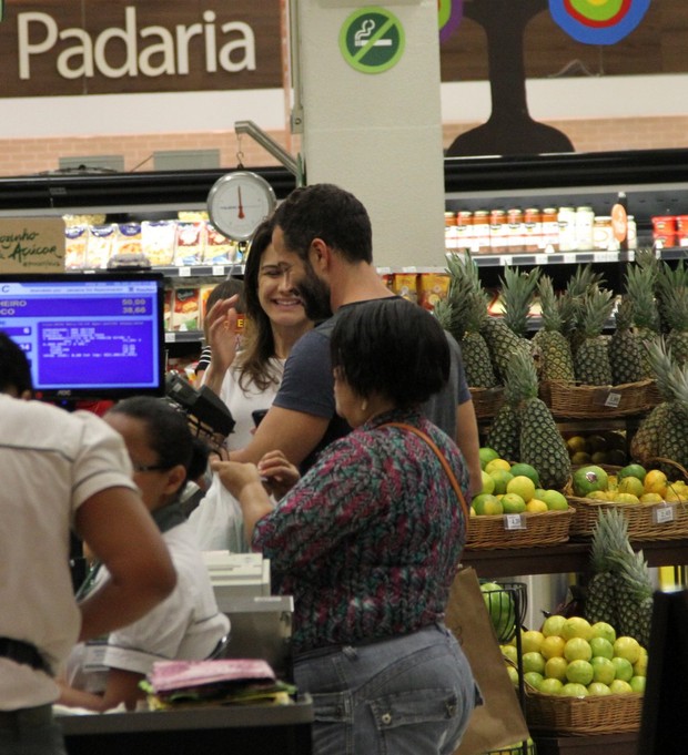 Malvino Salvador e esposa Kyra Gracie fazem compras em supermercado (Foto: Johnson parraguez-photorionews)