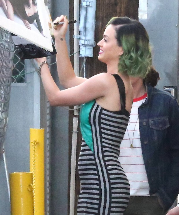 Katy Perry após participar de programa de televisão em Los Angeles, nos Estados Unidos (Foto: X17online/ Agência)