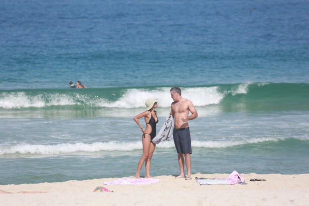 Anna Lima encontra namorado na praia (Foto: Dilson Silva / Agnews)