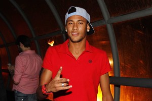 Sem Bruna, Neymar vai ao Samba Santa Clara na Casa das Caldeirasem São Paulo (Foto: Paduardo / AgNews)