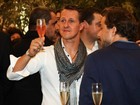 No Brasil, Michael Schumacher toma champagne em evento