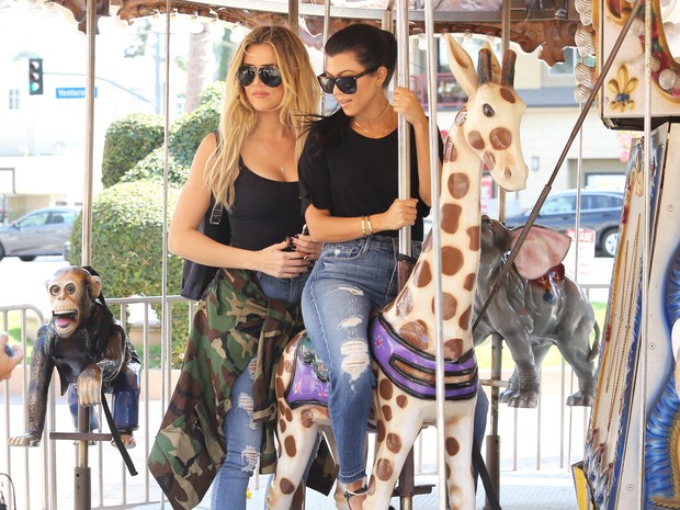 X17 - Khloe Kardashian e Kourtney Kardashian se divertem em carrossel em Los Angeles, nos Estados Unidos (Foto: X17online/ Agência)