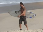 Paulo Vilhena curte dia de surfe no Rio de Janeiro